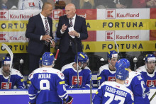 Tréner slovenskej hokejovej reprezentácie Craig Ramsay (hore vpravo) a jeho asistent Ján Pardavý. FOTO: TASR/František Iván