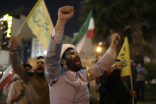 Ľudia v uliciach Teheránu oslavujú útok na Izrael. FOTO: Reuters
