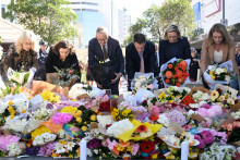 Austrálsky premiér Anthony Albanese a premiér Nového Južného Walesu Chris Minns sa pripojili k ďalším politikom, ktorí kladú kvety na mieste masového útoku Sydney. FOTO: Reuters
