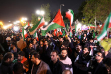 Iránski demonštranti na protiizraelskom zhromaždení pred britským veľvyslanectvom v Teheráne. FOTO: REUTERS