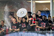 Bujaré majstrovské oslavy prepukli v Leverkusene ihneď po domácom víťaznom dueli proti Brémam. FOTO: TASR/AP