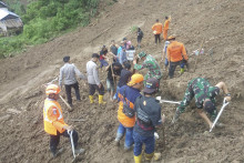 Záchranári hľadajú preživších po zosuve pôdy v obci v oblasti Tana Toraja na juhu provincie Južné Sulawesi na indonézskom ostrove Sulawesi. FOTO: TASR/AP