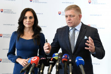Na snímke vpravo predseda vlády SR Robert Fico (Smer-SD) a vľavo ministerka zdravotníctva SR Zuzana Dolinková (Hlas-SD).