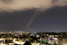 Irán vypustil drony a rakety smerom k Izraelu. FOTO: Reuters