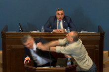 Mamuka Mdinaradze, vodca parlamentnej frakcie vládnucej strany Gruzínsky sen, dostal päsťou do tváre od opozičného poslanca Aleka Elisashviliho počas diskusie o návrhu zákona o „zahraničných agentoch“ v parlamente. FOTO: Reuters