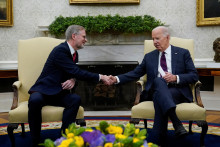 Joe Biden (vpravo) a Petr Fiala si podávajú ruky v Oválnej pracovni. FOTO: Reuters