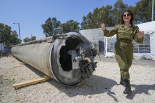 Námestníčka šéfa izraelskej armády pre médiá Maša Michelsonová ukazuje jednu z balistických rakiet, ktoré cez víkend odpálil Irán na Izrael. FOTO: TASR/AP