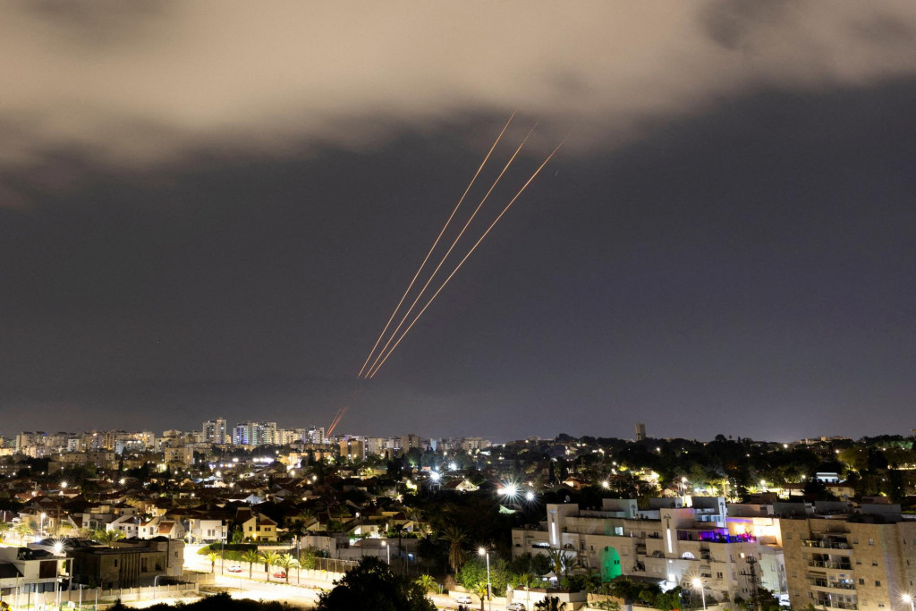 Irán vypustil drony a rakety smerom k Izraelu. FOTO: Reuters