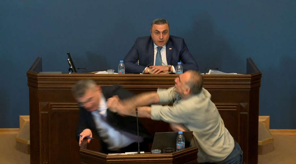 Mamuka Mdinaradze, vodca parlamentnej frakcie vládnucej strany Gruzínsky sen, dostal päsťou do tváre od opozičného poslanca Aleka Elisashviliho počas diskusie o návrhu zákona o „zahraničných agentoch“ v parlamente. FOTO: Reuters