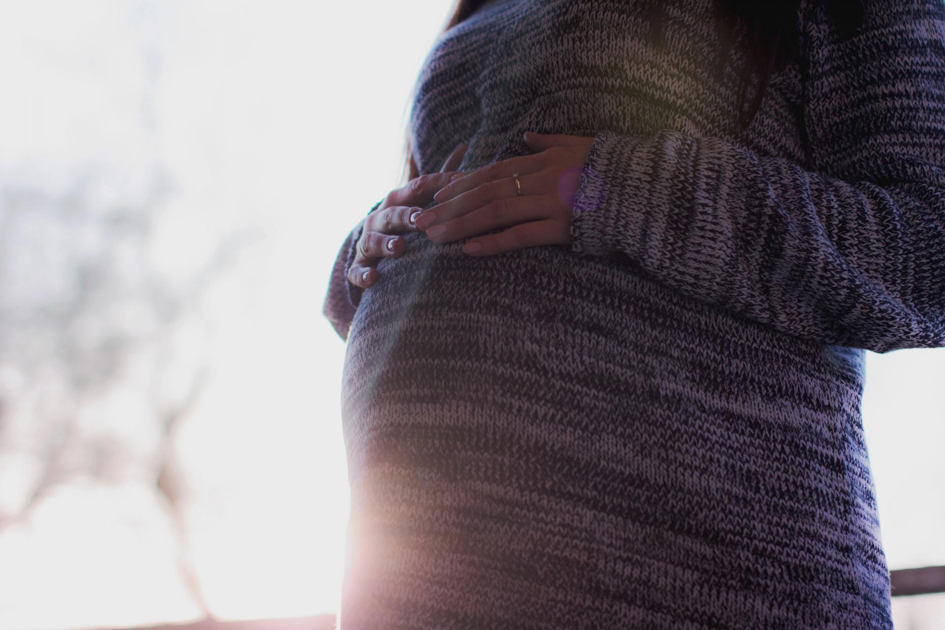 Tehotenstvo môže urýchliť biologické starnutie, ukázala štúdia