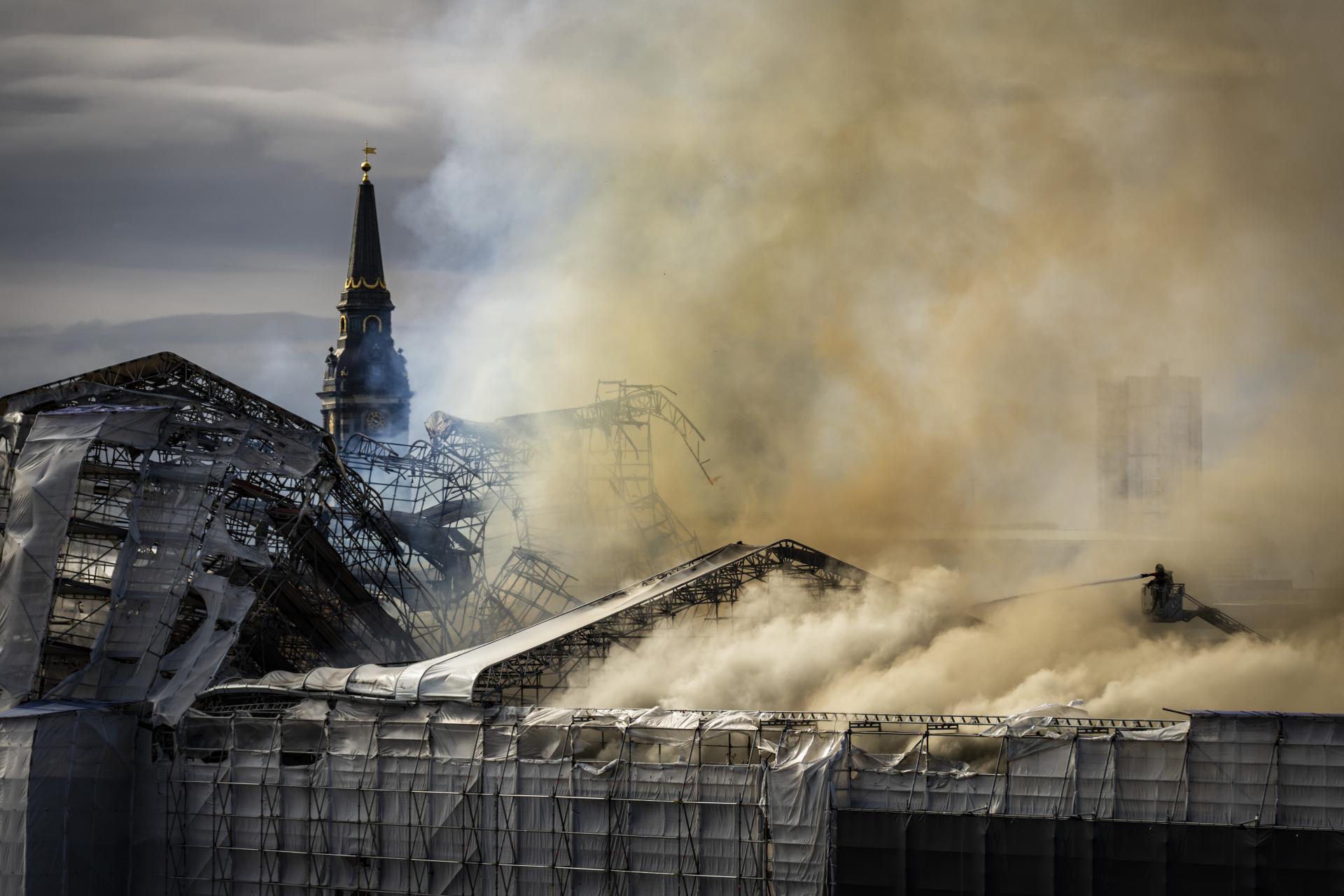 Požiar historickej budovy burzy v Kodani je pod kontrolou. Postavia ju nanovo