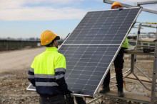 Technici inštalujú dvojstranné solárne panely spoločnosti Enel Green Power. FOTO: Reuters
