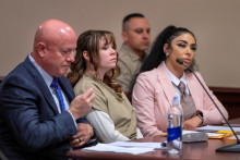 Hannah Gutierrez-Reed, bývalá zbrojárka vo filme Rust, sedí so svojím právnym zástupcom Jasonom Bowlesom a zástupkyňou Carmellou Sisneros počas vypočúvania. FOTO: Reuters