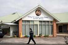 Polícia vyšetruje v asýrskom kostole Chráme Dobrého pastiera po útoku nožom, ktorý sa odohral počas bohoslužby vo Wakely v austrálskom Sydney. FOTO: Reuters