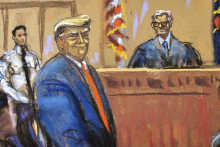 Na kresbe zo súdnej siene bývalý americký prezident a republikánsky prezidentský kandidát Donald Trump sa usmieva v súdnej sieni trestného súdu na Manhattane v New Yorku počas prvého dňa historického procesu s americkým exprezidentom. FOTO: TASR/AP