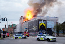 Záchranné služby pracujú pri požiari na starej burze Børsen v Kodani. FOTO: Reuters