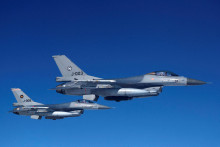 General Dynamics F-16 Fighting Falcon je jednomotorové viacúčelové stíhacie lietadlo, ktoré je určené na letecké súboje a útoky na pozemné ciele. FOTO: Reuters
