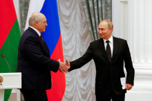 Bieloruský prezident Alexandr Lukašenko (vľavo) si podáva ruku so svojím ruským náprotivkom Vladimirom Putinom. FOTO: Reuters