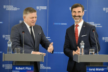 Predseda vlády Robert Fico (vľavo) a minister zahraničných vecí a európskych záležitostí Juraj Blanár počas dnešnej tlačovej konferencie. FOTO: TASR/Pavel Neubauer