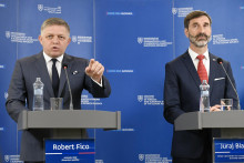 Predseda vlády Robert Fico (vľavo) a minister zahraničných vecí a európskych záležitostí Juraj Blanár počas dnešnej tlačovej konferencie. FOTO: TASR/Pavel Neubauer