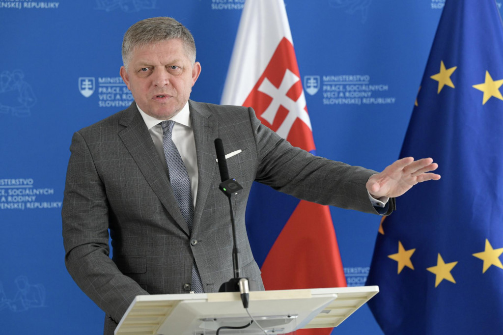 Na snímke predseda vlády SR Robert Fico (Smer-SD) počas brífingu po pracovnom rokovaní v rámci kontrolného dňa na MPSVR SR 5. apríla 2024 v Bratislave. FOTO: TASR