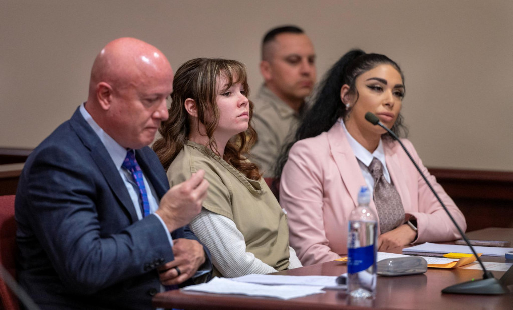 Hannah Gutierrez-Reed, bývalá zbrojárka vo filme Rust, sedí so svojím právnym zástupcom Jasonom Bowlesom a zástupkyňou Carmellou Sisneros počas vypočúvania. FOTO: Reuters