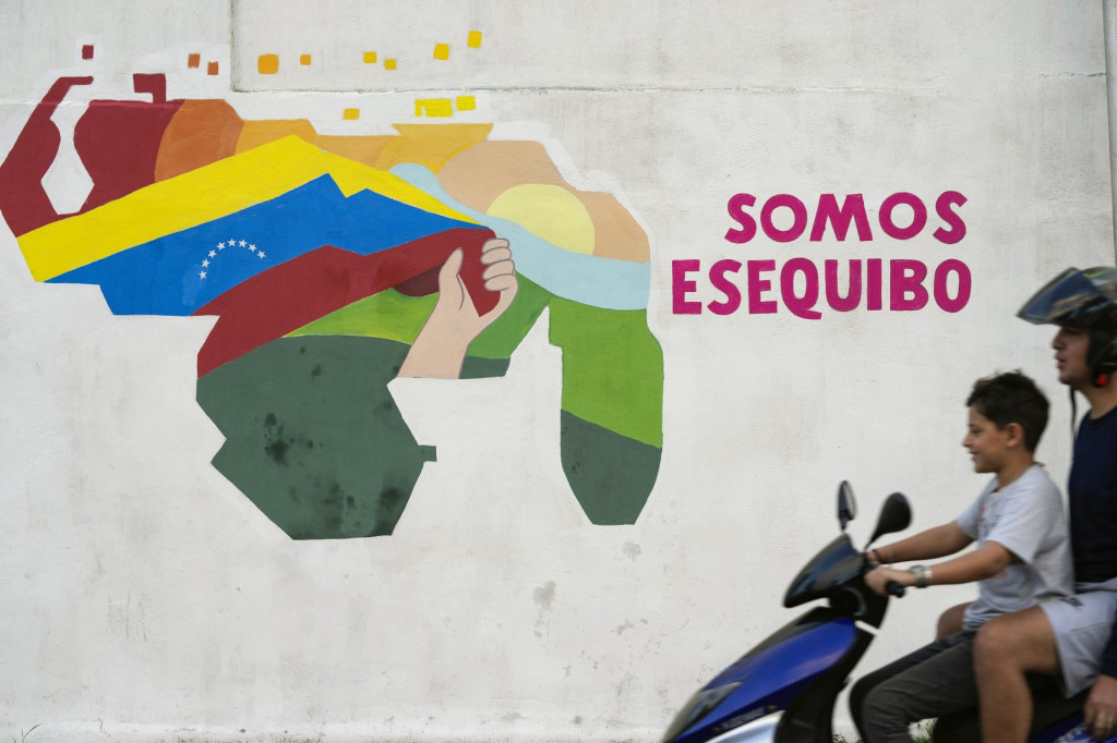 Grafiti s mapou Venezuely, ktorá zahŕňa región Essequibo bohatým na ropu v Caracase. FOTO TASR/AP