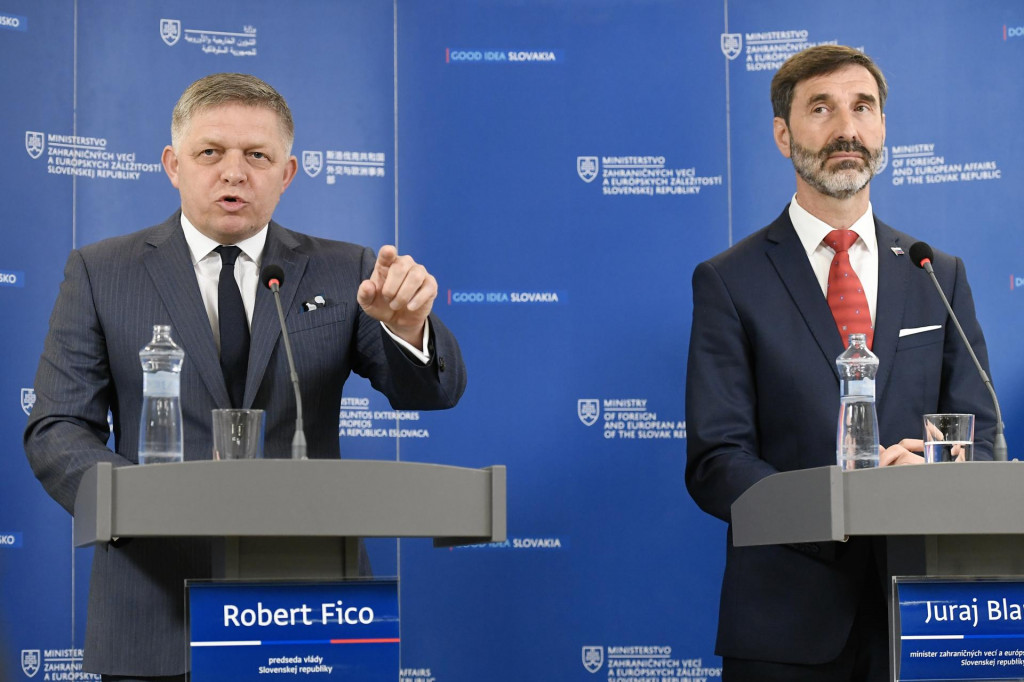 Predseda vl&aacute;dy Robert Fico (vľavo) a minister zahraničn&yacute;ch vec&iacute; a eur&oacute;pskych z&aacute;ležitost&iacute; Juraj Blan&aacute;r počas dne&scaron;nej tlačovej konferencie. FOTO: TASR/Pavel Neubauer