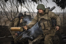 Ukrajinská armáda začína pociťovať problémy s nedostatkom ľudských zdrojov. FOTO: TASR/AP