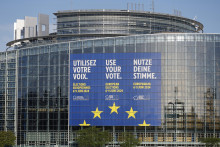 Obrovský bilbord, ktorý propaguje blížiace sa eurovoľby, na budove Európskeho parlamentu v Štrasburgu. FOTO: TASR/AP
