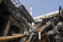 Poškodená tepelná elektráreň, jedna z najväčších v krajine, ktorú nedávno zničili ruské rakety neďaleko ukrajinského mesta Charkov. FOTO: TASR/AP