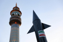 Model rakety počas osláv v Teheráne po útoku Iránu na Izrael. FOTO: Reuters