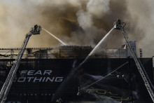 Hasiči zasahujú počas požiaru historickej budovy burzy v centre dánskej metropoly Kodaň. FOTO: TASR/AP