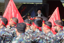 Iránsky prezident Ebrahim Raisi sa pozerá na príslušníkov ozbrojených síl počas slávnostnej prehliadky Národného dňa armády v iránskom Teheráne. FOTO: REUTERS