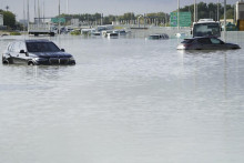 Voda zaplavila autá na rušnej ceste v Dubaji. FOTO: Profimedia