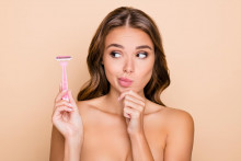 Väčšina žien stále preferuje holenie pomocou žiletky.