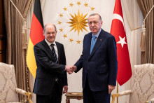Nemecký kancelár Olaf Scholz (vľavo) a turecký prezident Recep Tayyip Erdogan. FOTO: Reuters
