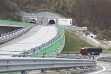 Z dvoch rúr tunela Višňové bude možno niekoľko mesiacov funkčná iba jedna. FOTO: HN/Peter Mayer