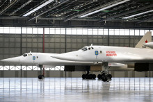 Ruské nosiče strategických rakiet Tu-160M vystavené v Kazanskej leteckej továrni. FOTO: REUTERS
