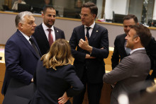 Zľava maďarský premiér Viktor Orbán, maltský premiér Robert Abela, holandský premiér Mark Rutte, portugalský premiér Luis Montenegro, francúzsky prezident Emmanuel Macron a talianske premiérka Giorgia Meloniová sa rozprávajú počas okrúhleho stola v rámci prvého dňa mimoriadneho summitu EÚ v Bruseli. FOTO: TASR/AP