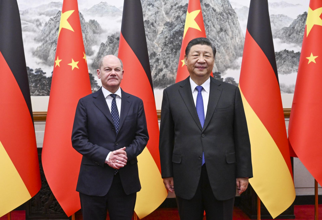 Nemecký kancelár Olaf Scholz a čínsky prezident Si Ťin-pching počas stretnutia v Pekingu. FOTO: TASR/AP