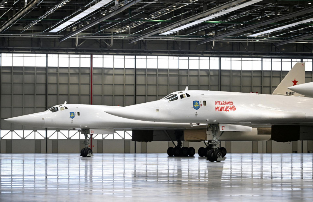 Ruské nosiče strategických rakiet Tu-160M vystavené v Kazanskej leteckej továrni. FOTO: REUTERS