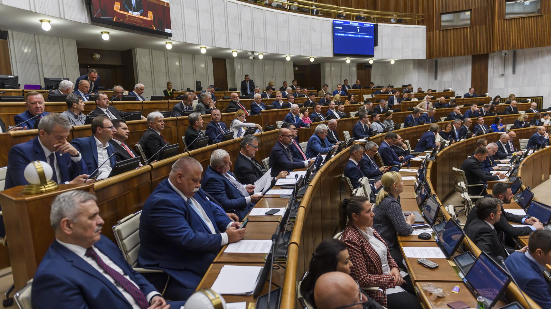 Parlament v prvom čítaní schválil zákon o strategických investíciach, opozícia ho kritizuje