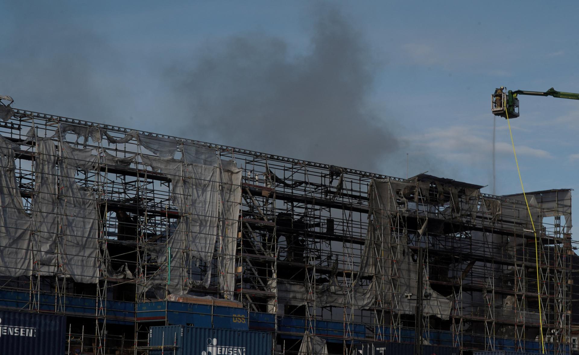 Hasiči už tretí deň bojujú so zvyškami požiaru v budove burzy v Kodani