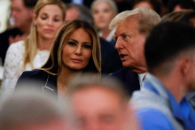 Americký exprezident a kandidát na prezidenta Donald Trump s manželkou Melaniou. FOTO: REUTERS