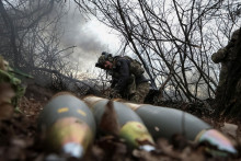 Príslušník 12. brigády špeciálnych síl Azov z Národnej gardy Ukrajiny strieľa z húfnice na ruské jednotky v Doneckej oblasti. FOTO: Reuters