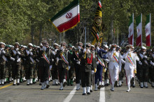 Iránski vojaci pochodujú počas výročnej vojenskej prehliadky v Teheráne. FOTO: TASR/AP