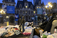 ?igranti čakajú pred radnicou v Paríži. Francúzska polícia sa snaží zbaviť Paríž a jeho metropolitnú oblasť bezdomovcov a nelegálnych migrantov. FOTO: TASR/AP
