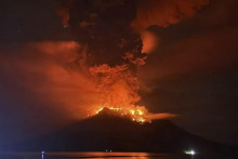 Erupcia sopky na indonézskych ostrovoch Sanguine. FOTO: TASR/AP