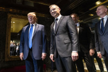 Poľský prezident Andrzej Duda a bývalý prezident USA a republikánsky prezidentský kandidát Donald Trump počas súkromného stretnutia, ktoré sa konalo v exprezidentovom byte v Trump Tower v New Yorku. FOTO: TASR/AP